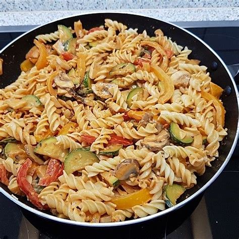 Vegetarische Nudel Gem Sepfanne Mit Paprika Zucchini Und Pilzen Von