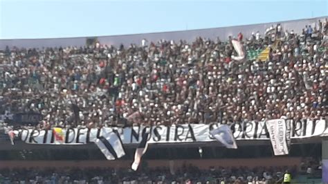 Forti Della Nostra Storia Dritti Verso La Gloria Lo Striscione Per