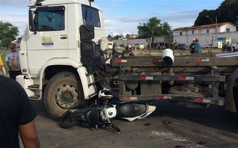 Duas Pessoas Ficam Feridas Ap S Colis O Entre Caminh O E Motocicleta Em