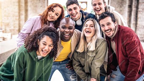 Premium Photo Multicultural Young People Smiling At Camera