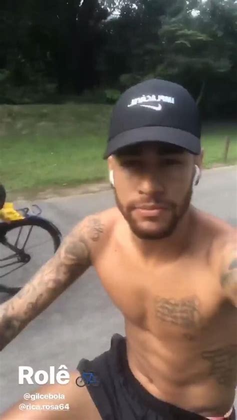 Em Per Odo De Recupera O Neymar Anda De Bicicleta Os Amigos