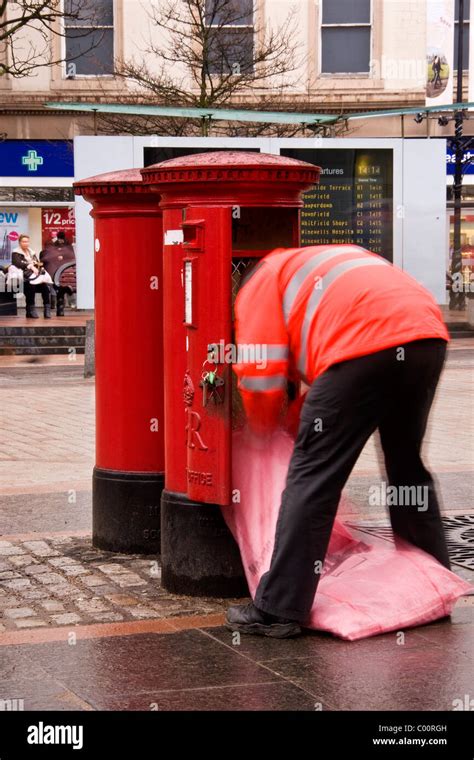 Royal Mail Postman Collecting The Afternoon Post In Dundeeuk Stock