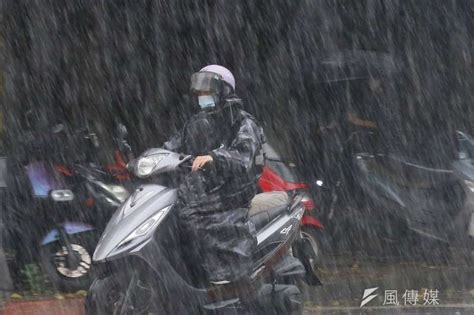 穿雨衣騎車「全身仍濕透」女崩潰！內行人親授防雨秘訣：冒雨環島衣服都乾的 風傳媒