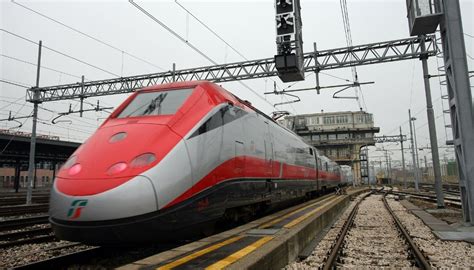 Treno Esce Dai Binari A Firenze Nella Zona Di Santa Maria Novella