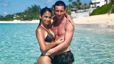 Antonela Roccuzzo posó en bikini en la pileta Domingos de verano