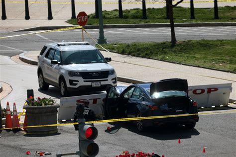 Police Officer Suspect Dead After Car Rams Into U S Capitol Barricade