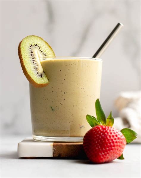 Simple Strawberry Banana Kiwi Green Smoothie • Daisybeet