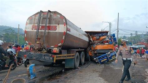 Kecelakaan Maut Tadi Pukul 05 00 Wib Sopir Tewas Terjepit Adu Banteng