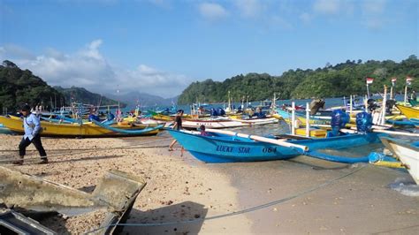 sendang biru pantai sejuk dikelilingi pegunungan
