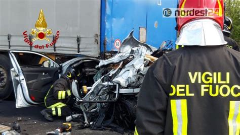 Auto Schiacciata Tra Due Tir In A Morta Una Persona Nordest