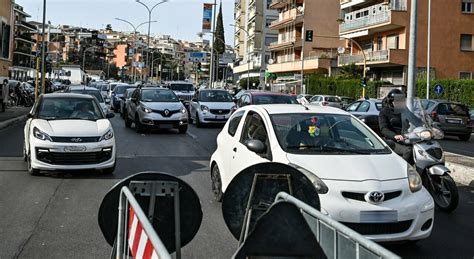 Roma Si Apre Una Voragine A Corso Francia Traffico In Tilt E Bus Deviati