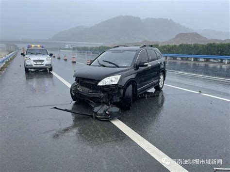 信阳市公安局高速交警支队丨轿车雨天失控撞护栏，旋转270°后又撞车行车道驾驶员车辆