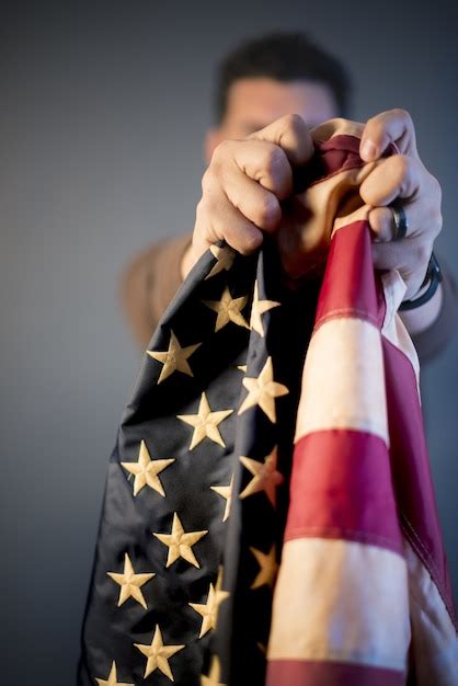 Pessoa Segurando A Bandeira Dos Estados Unidos Foto Gr Tis