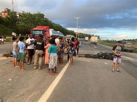 Manifestantes Interditam Parte Da Rodovia Do Contorno No Sentido