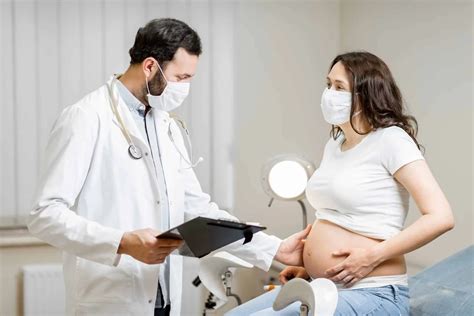 Consultation et examen dune femme enceinte chez le gynécologue pendant