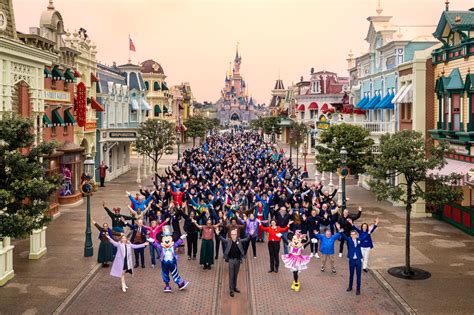 Disneyland paris met à lhonneur les cast members présents depuis l