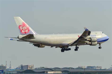 Atterrissage D Avion De Passager L A Roport Image Stock Ditorial