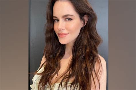 Schitt S Creek Actor Emily Hampshire To Lead Upcoming Rom Com The End Of Sex