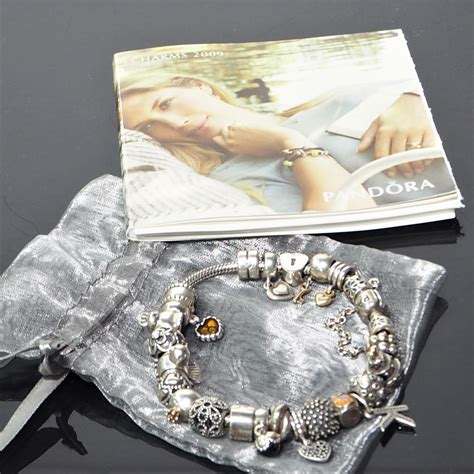 ARMBAND Pandora Med 23 Berlocker Silver Vissa Berlocker Med 14K