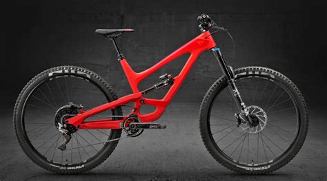 2018-YT-Capra_carbon-enduro-mountain-bike_29-or-275_Capra-29-CF-Pro-studio - Bikerumor