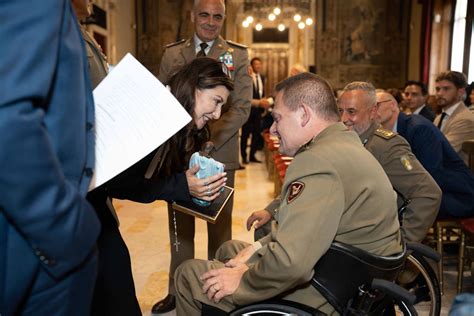 La Giornalista Katia La Rosa Al Parlamento Per Donare La Statua