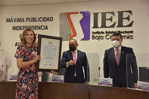 Recibe constancia de Gobernadora Marina del Pilar ganó con votación