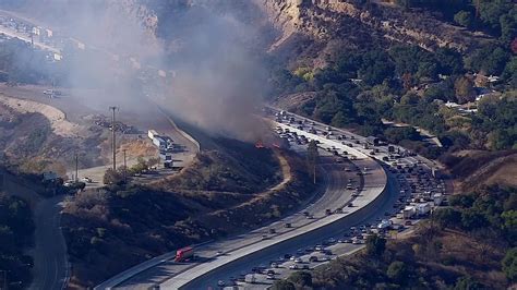 Small Brush Fire Erupts Next To I 5 In Newhall Pass Abc7 Los Angeles