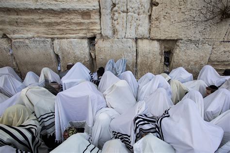 Decenas De Miles De Judíos Se Reúnen En El Muro Occidental Para La Bendición Sacerdotal