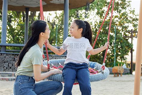 母女二人在公园里荡秋千高清图片下载 正版图片507711193 摄图网