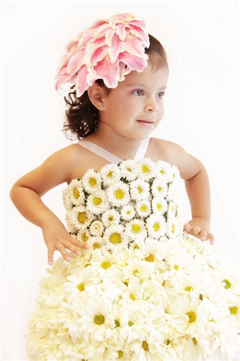 Detalle De Vestido Para Ni A Hecho De Flores Naturales Confeccionado