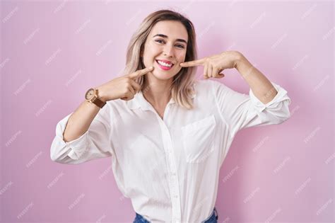 Premium Photo Young Beautiful Woman Standing Over Pink Background