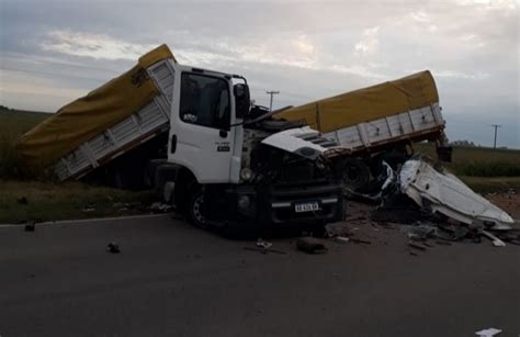 Un Muerto Tras Chocar Dos Camiones Frontalmente El Diario De Carlos Paz