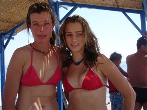 Red Bikini Mother Daughter Rundstav