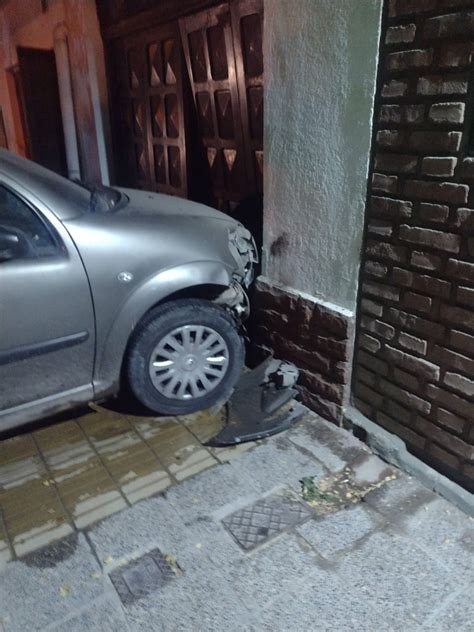 Violento impacto Perdió el control del auto y se incrustó en un garage