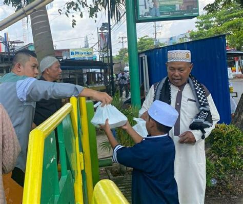 Mengetuk Pintu Langit Pegadaian Banjarmasin Bagikan Nasi Kotak