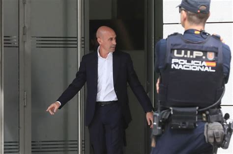 La FIFA inhabilita a Luis Rubiales por tres años por su beso no