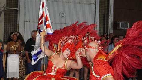 Fotos Ap S Anos Desfile Das Escolas De Samba Encanta O P Blico Em