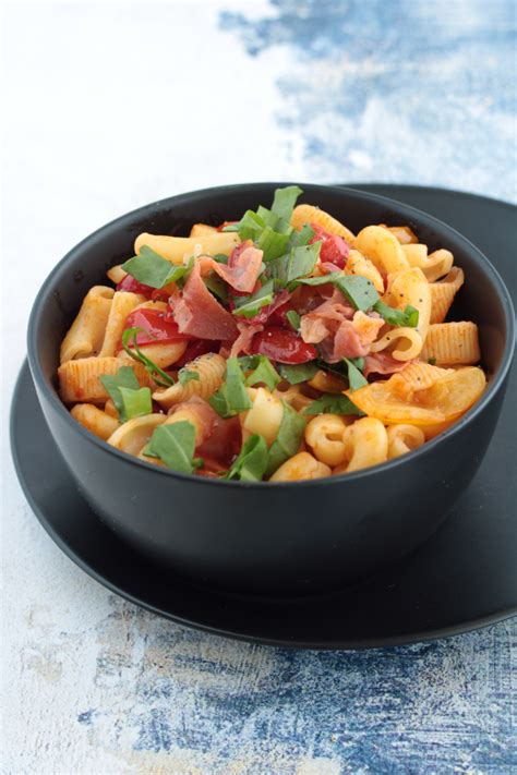 Pasta Mista Con Pomodorini E Speck Ranocchietta In Cucina