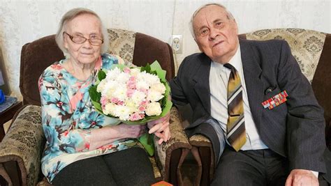 В Твери участник Парада 1945 года Владимир Левандовский отмечает 93 ...
