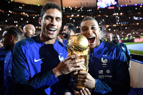 Photo Raphaël Varane et Kylian Mbappé Les Bleus fêtent leur