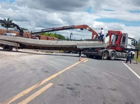 Carga cai de carreta e fecha BR 101 em Jaguaré Nova Onda Online