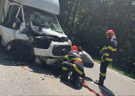 Accident Rutier Ntre O Autoutilitar I Un Tir N Comuna