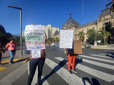 Los Padres De Chicos De Una Escuela Especial Reclamaron Frente A La Casa De Gobierno