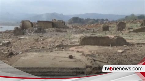 Waduk Jatigede Surut Akibat Kemarau Panjang Permukiman Yang Tenggelam