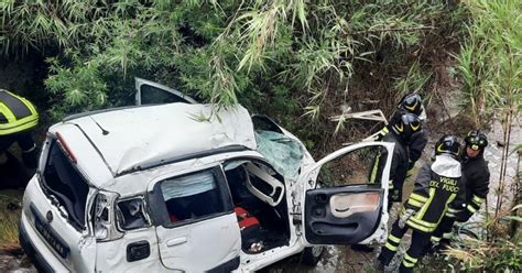 Auto Finisce In Una Scarpata Morti Madre E I Suoi Due Figli Di E