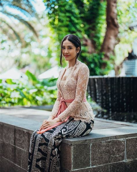 Portraits Of Anya Geraldine Looking Beautiful In Balinese Traditional