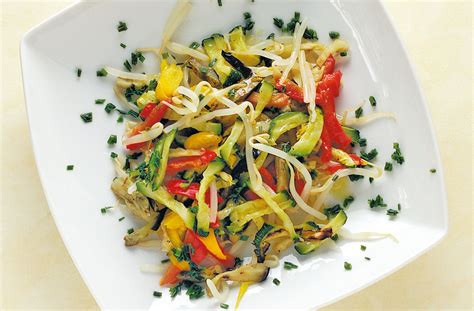 Germogli Di Soia Con Verdure In Agrodolce