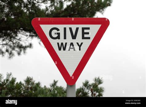 Give Way Sign Give Way To Oncoming Traffic Stock Photo Alamy