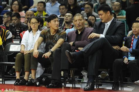 姚明刘翔巴特尔观战nba 飞人绿装抢镜