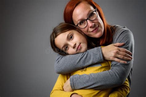 Portrait De Jeune Fille Heureuse De Mère Avec Les émotions Sur Le Gris